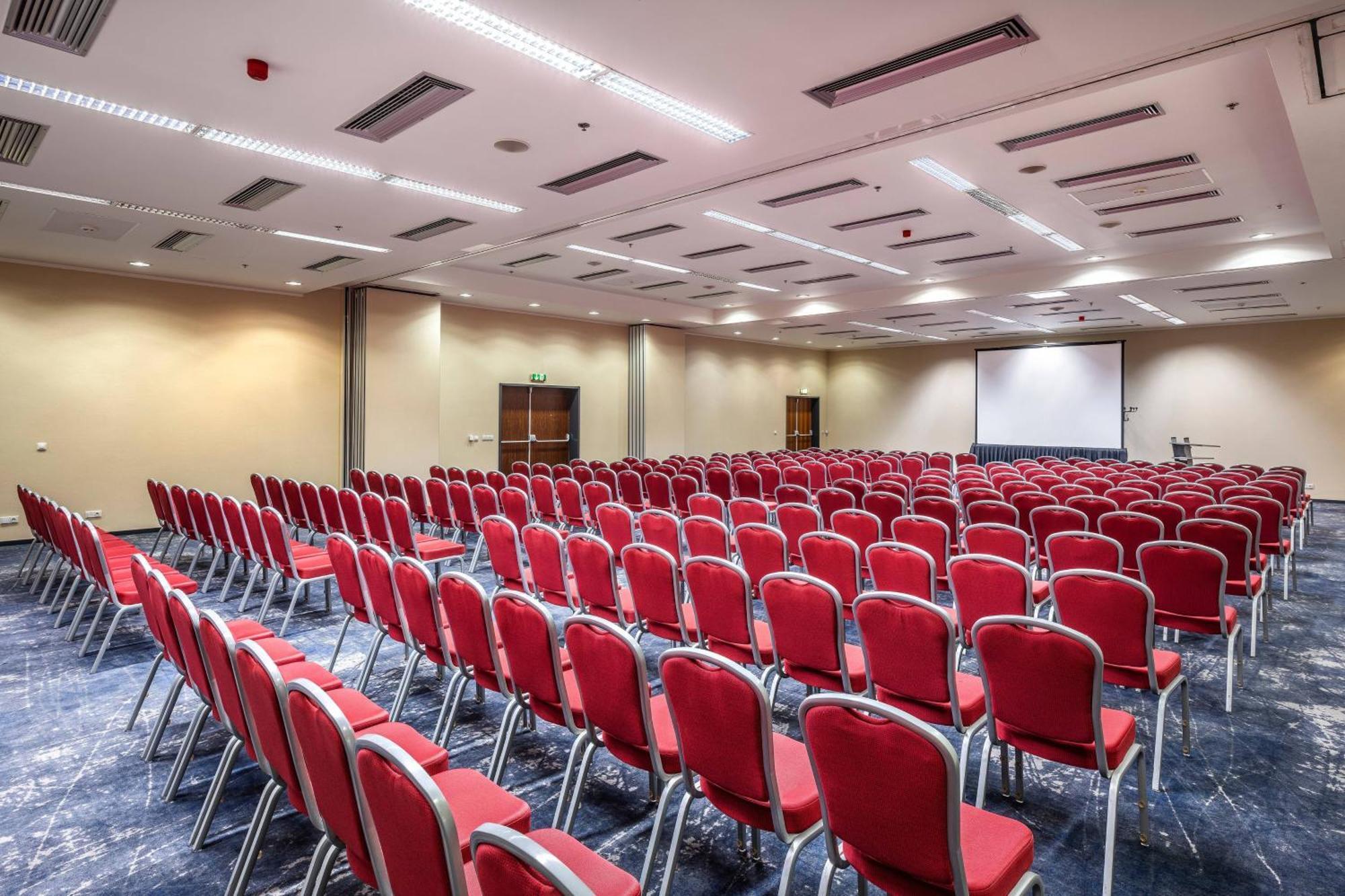 Courtyard By Marriott Airport Praga
