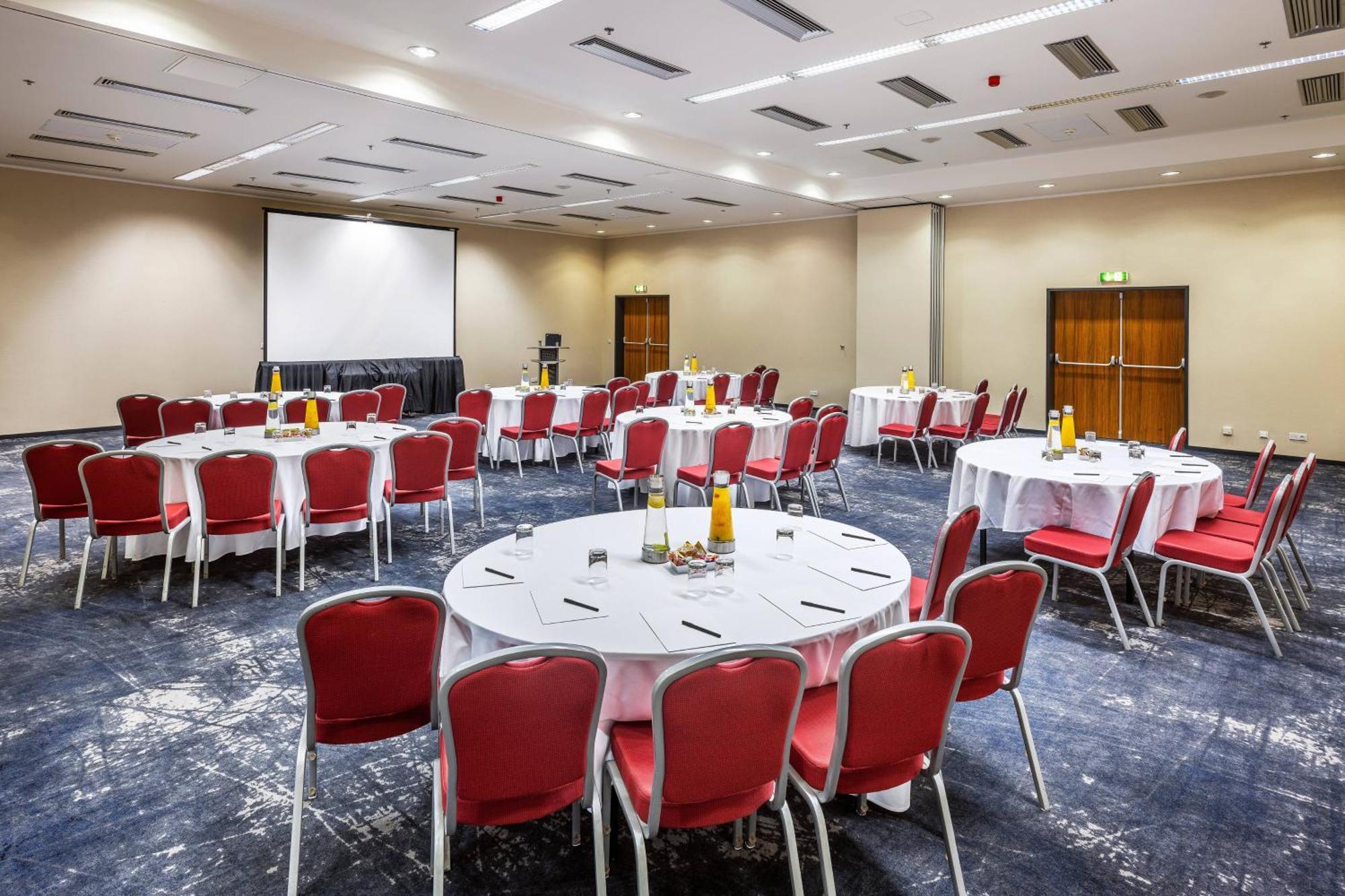 Courtyard By Marriott Airport Praga