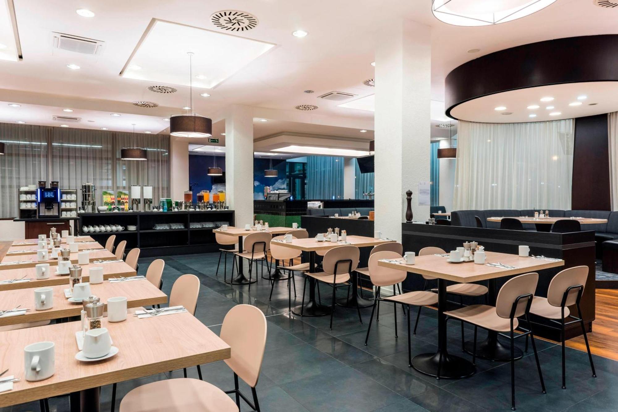 Courtyard By Marriott Airport Hotel Praga