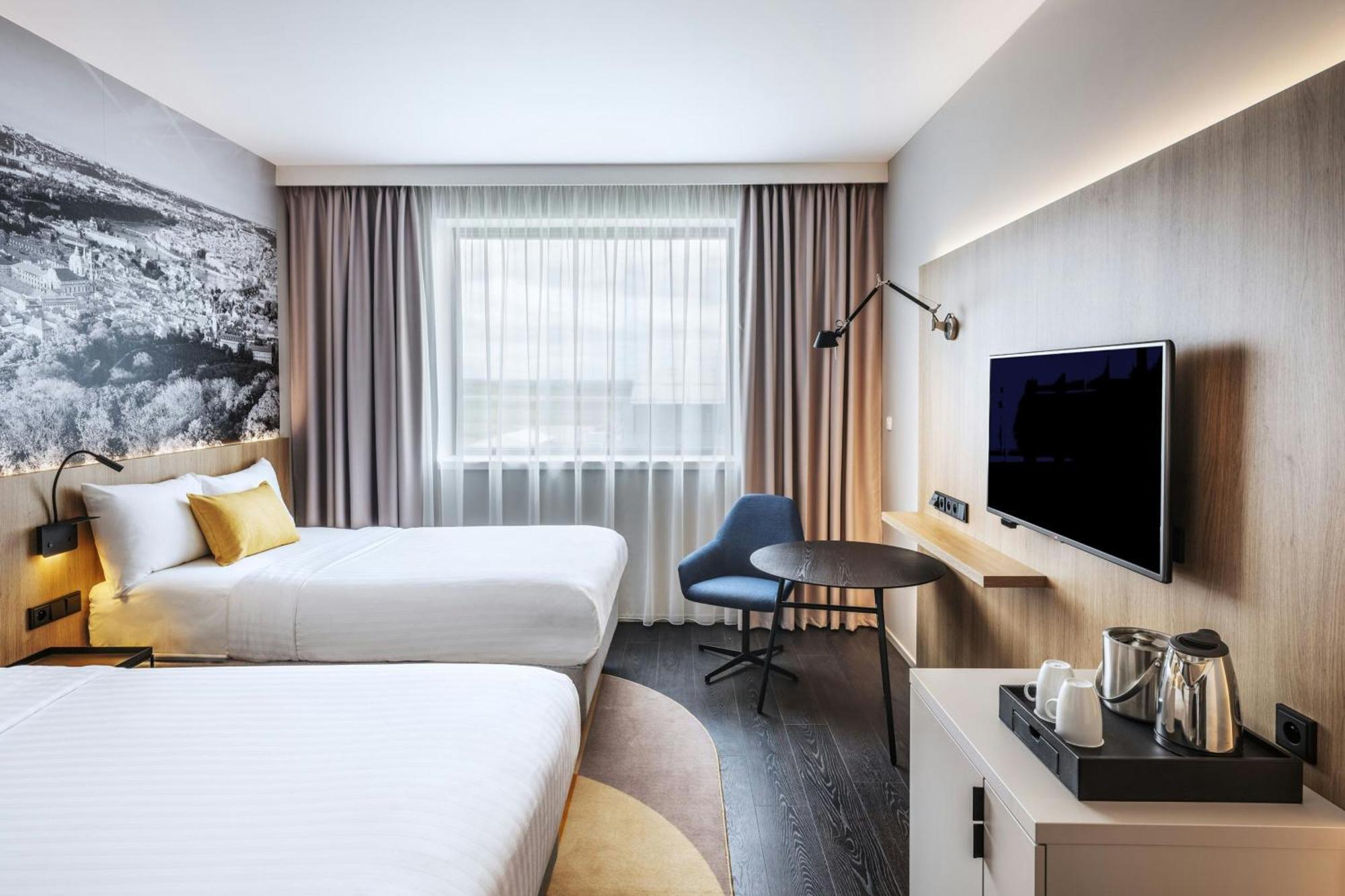 Courtyard By Marriott Airport Hotel Praga
