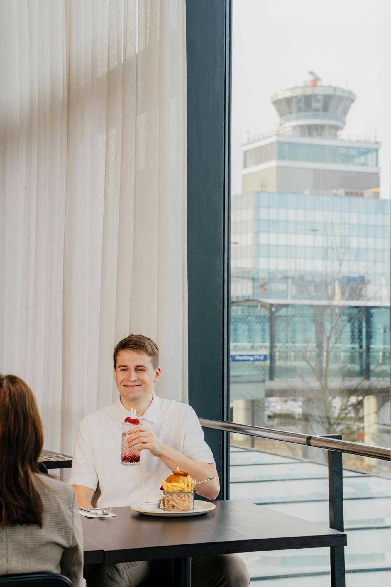 Courtyard By Marriott Airport Hotel Praga