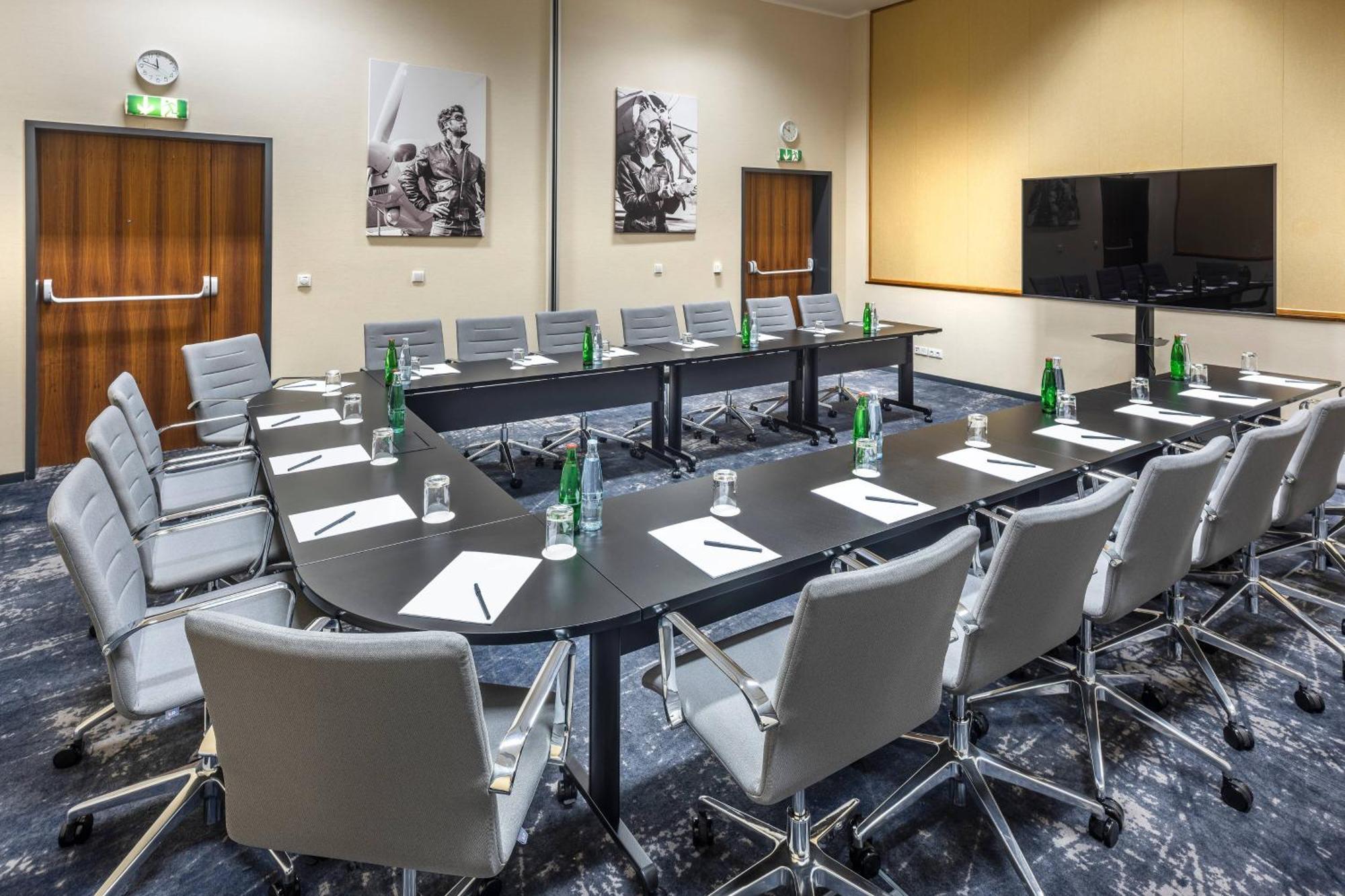 Hotel Courtyard By Marriott Airport Prag