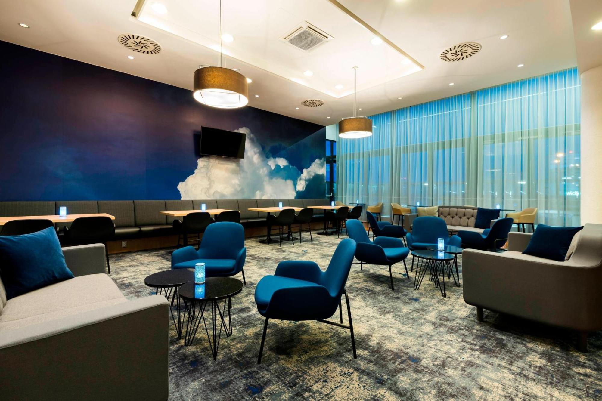 Hotel Courtyard By Marriott Airport Prag